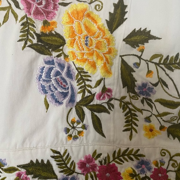 VINTAGE 100% COTTON WHITE FLORAL EMBROIDERED, LINED JACKET. - Picture 5 of 15